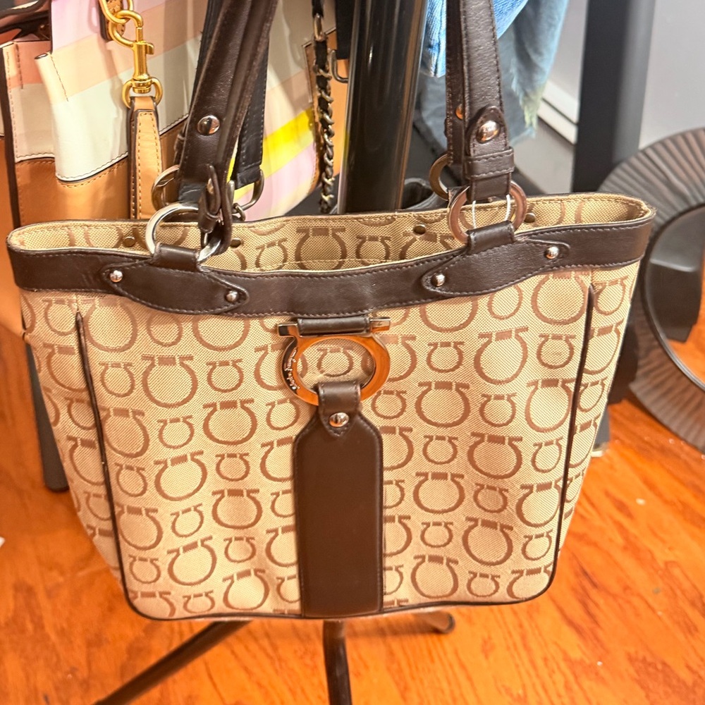 Salvatore Ferragamo Luxury Shoulder Bag!
classic Elegance